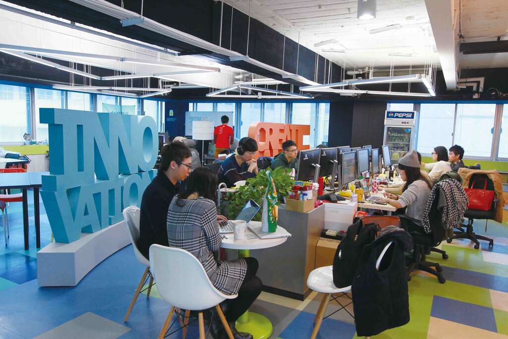 提供團隊進駐的共同工作空間,軟硬體設施一應俱全,可為剛起步的團隊節省行政支出