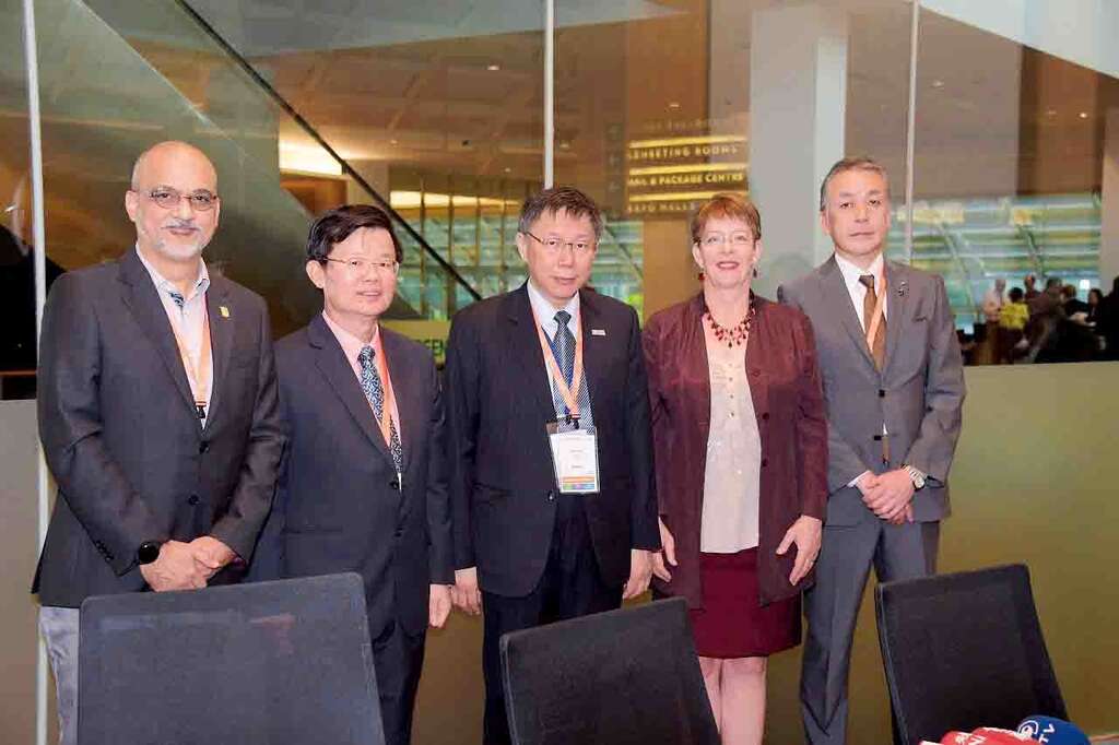 柯P與台北市之姊妹市、夥伴市代表相見歡。（由右至左：橫濱市市長平田敏英、威靈頓市市長Celia Wade-Brown、台北市市長柯文哲、檳城地方政府交通與防洪部長曹觀友、巴拿馬市都市計畫局局長Manuel Brute）。（黃中台攝）