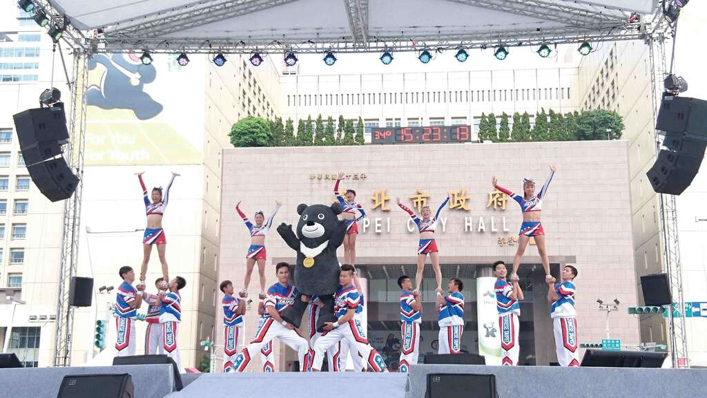 熊赞与竞技啦啦队一起表演〈熊赞之歌〉，充满热情与活力。（邓羽晴摄）