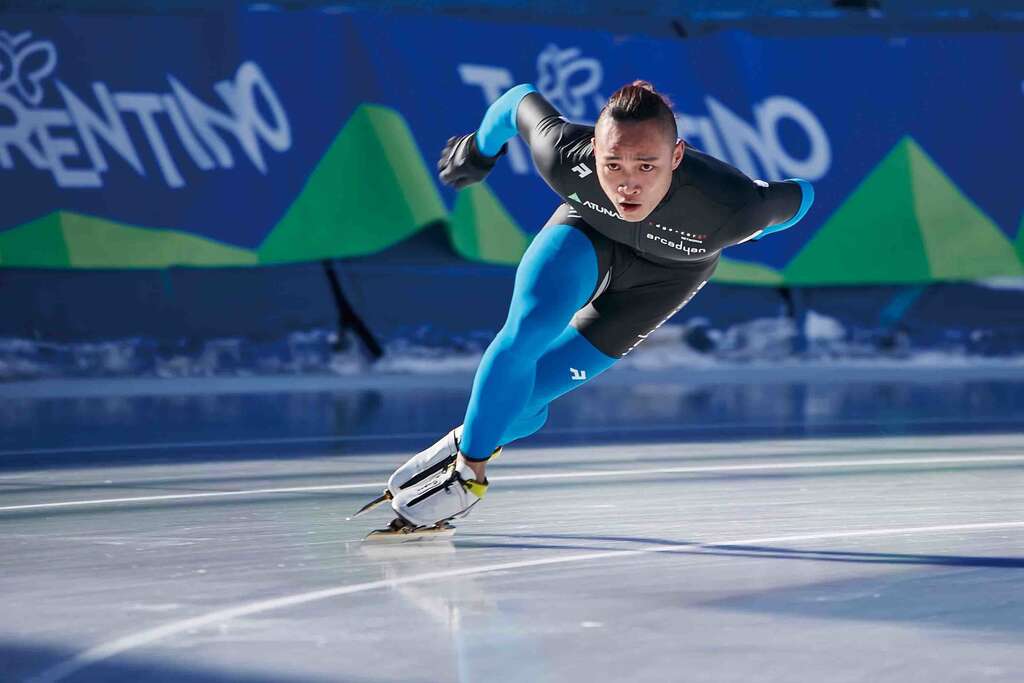 宋青阳是难得一见的滑轮滑冰双栖选手。（王冠文摄）