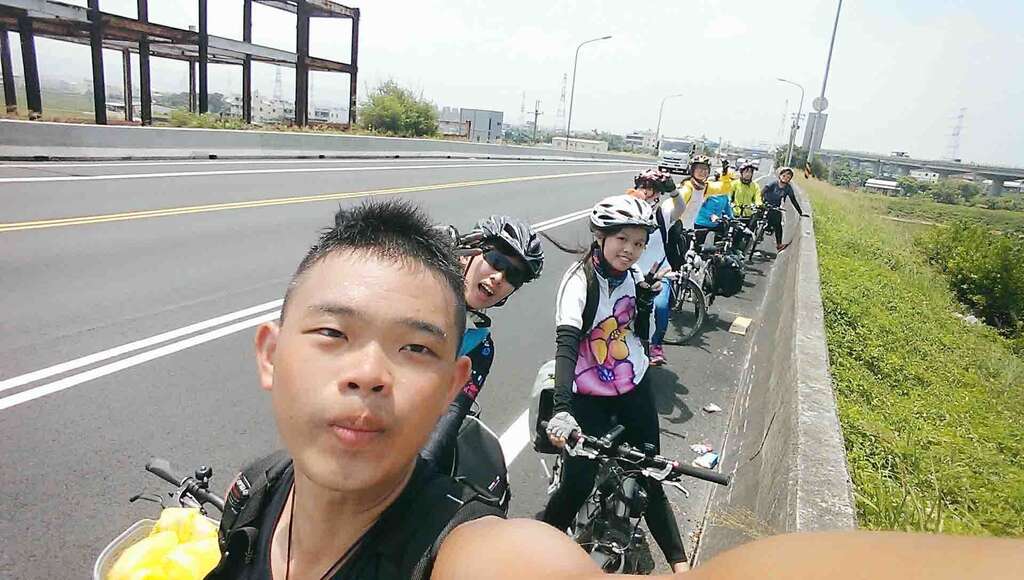 「青春捡心团」从单车环岛的行程中，彼此互助扶持，激励队友完成骑程。（图／台北市青少年发展处提供）