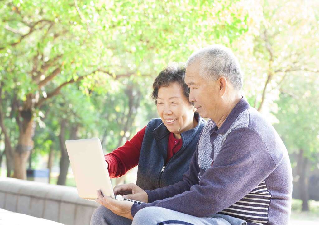 越来越多银发族乐於学习3C，让自己跟得上时代。（图／Shutterstock提供）