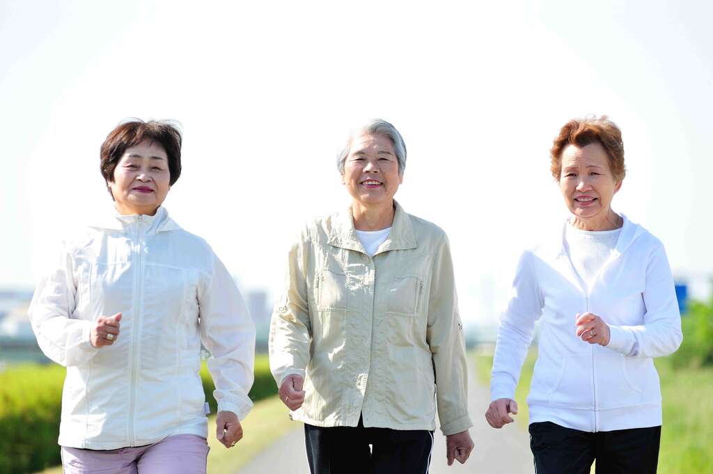 鼓励银发族走出家门，多接近户外或人群。（图／Shutterstock提供）