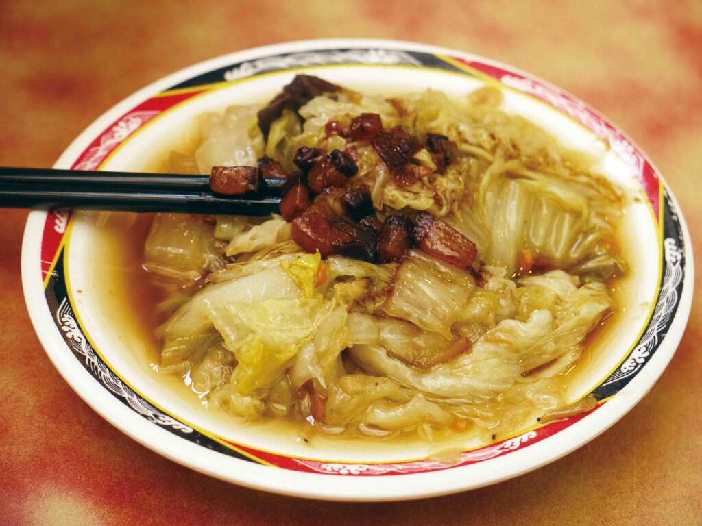 「小王清汤瓜仔肉」的卤白菜，淋上一点卤汁，气韵横生。（焦桐摄）