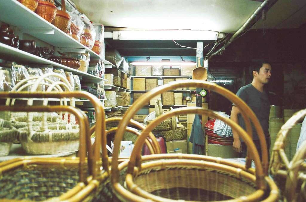 高建桶店有許多富有古早味的竹編木製產品，是大稻埕歷史悠久的桶店。（林齊晞攝）