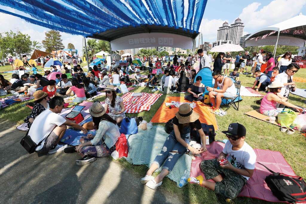 和家人朋友一起到绿地野餐,是时下盛行的户外活动。(高赞贤摄)