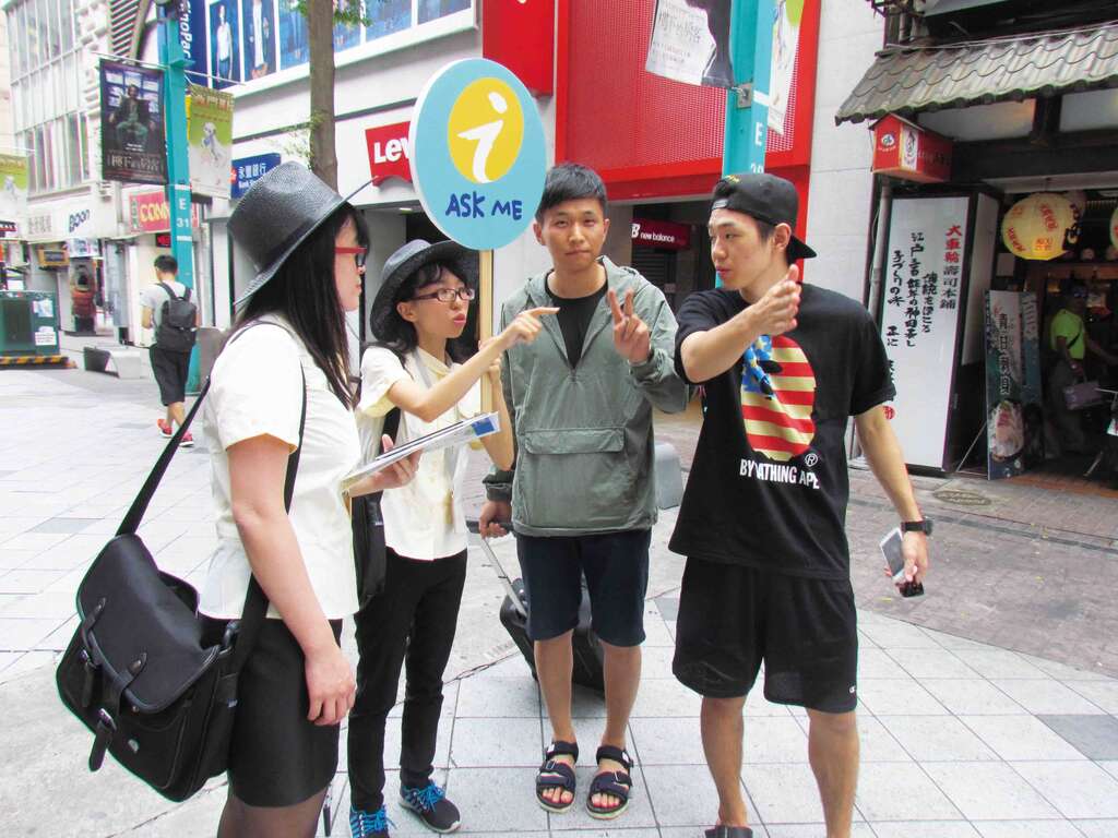 台北市走動式青年旅服員提供旅客三「心」級服務。（金康嵐攝）