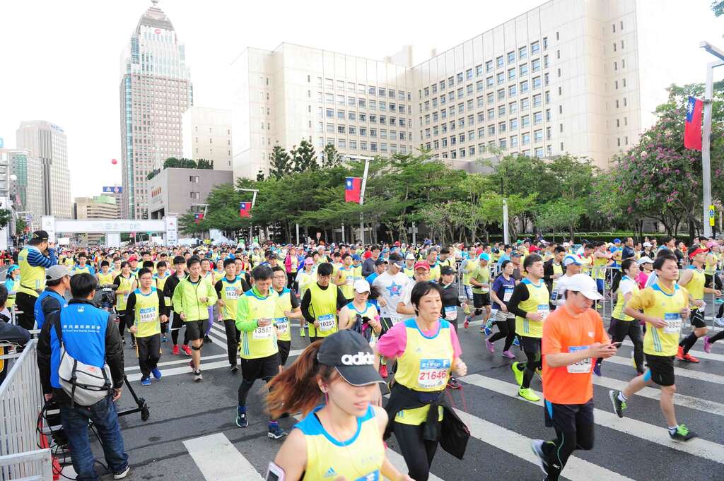 每年舉辦的臺北馬拉松，民眾參與度都相當踴躍。（圖／台北市政府體育局提供）