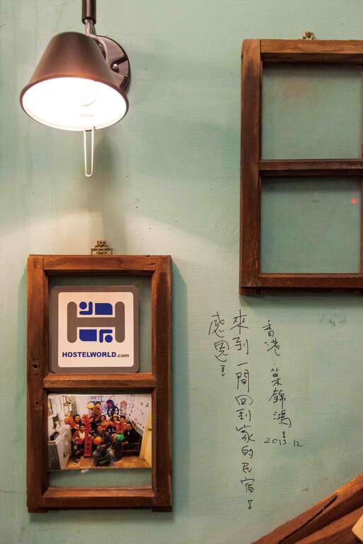 来自国外的背包客，在青年旅舍墙上写下对旅行的纪念。（施纯泰摄）