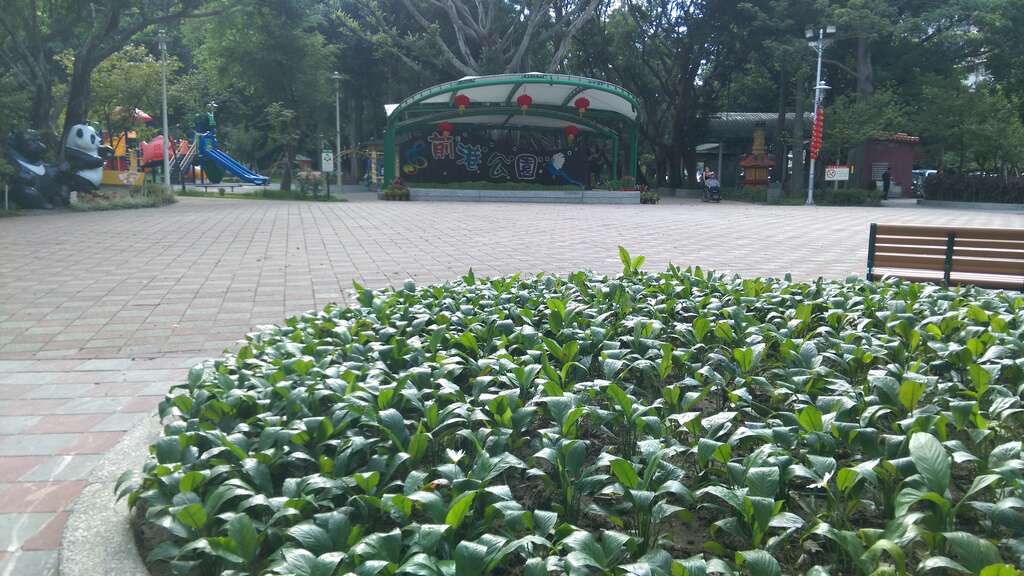 图5.活动广场及舞台