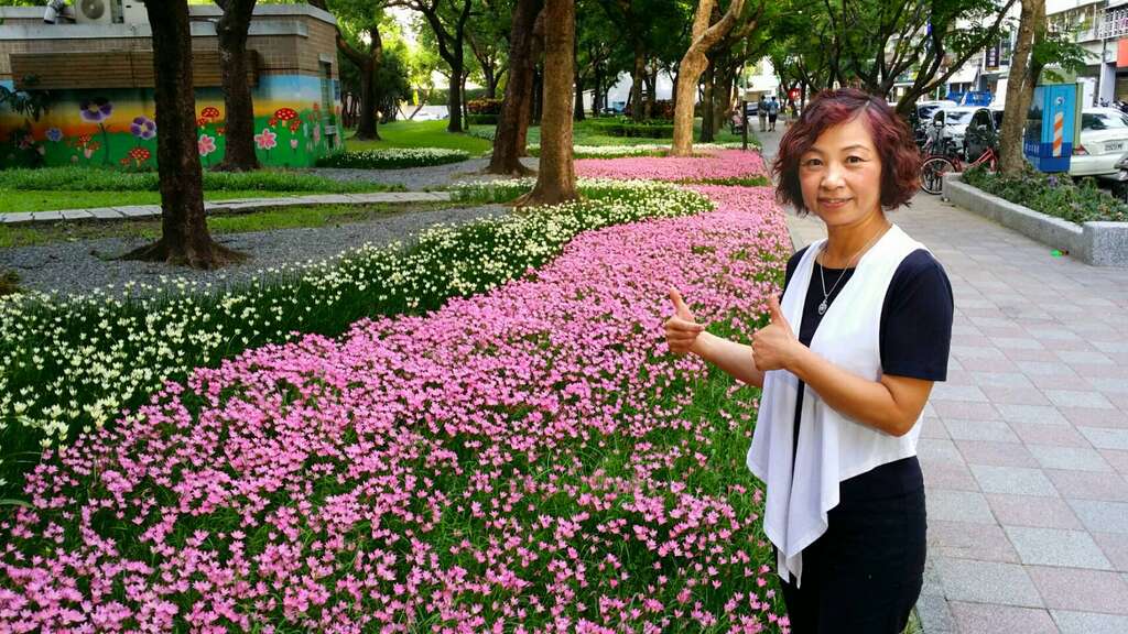 图8.前港里陈瑞华里长与盛开韮兰