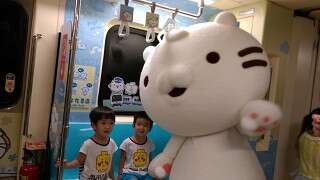 Mascot Majimeow Says Hi to MRT Passengers