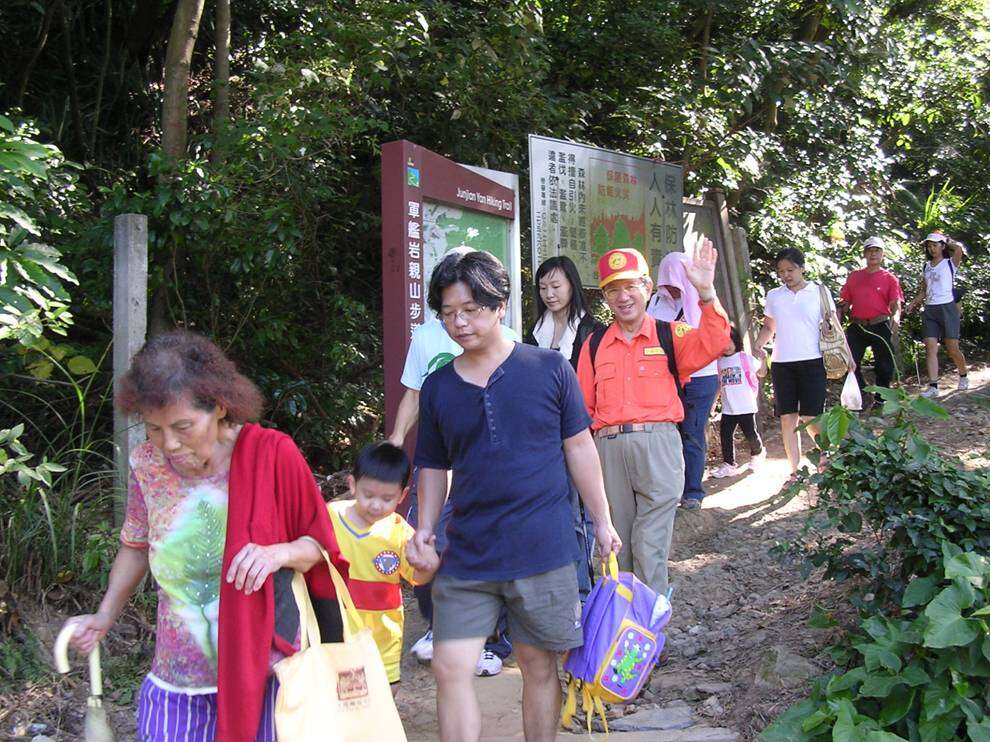 民众扶老携幼参与