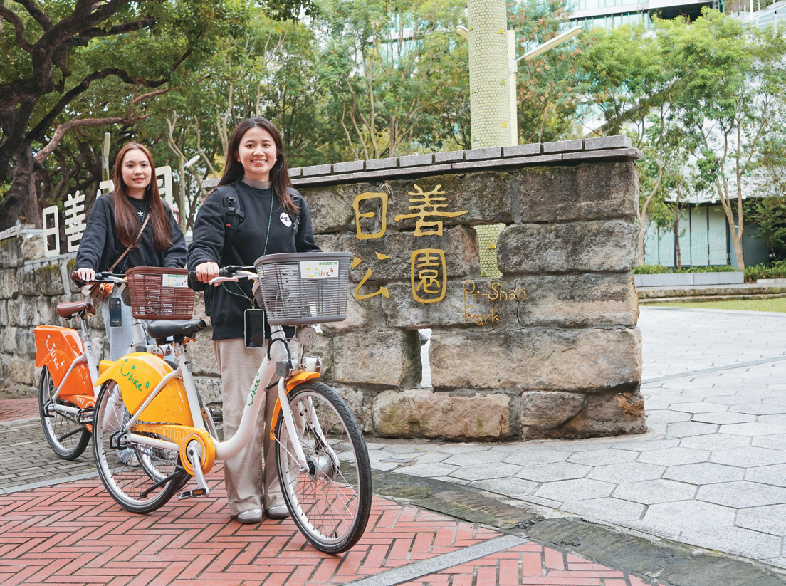 租借便利的YouBike,適合作為串接台北文化地景的交通工具。P42-43_城市指南_鐵馬舊城文化慢旅 -1@台北市交通局