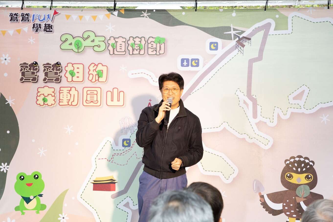 工务局长开场致词，说明市府推动公私协力植树认养行动(图片来源：台北市政府工务局大地工程处)