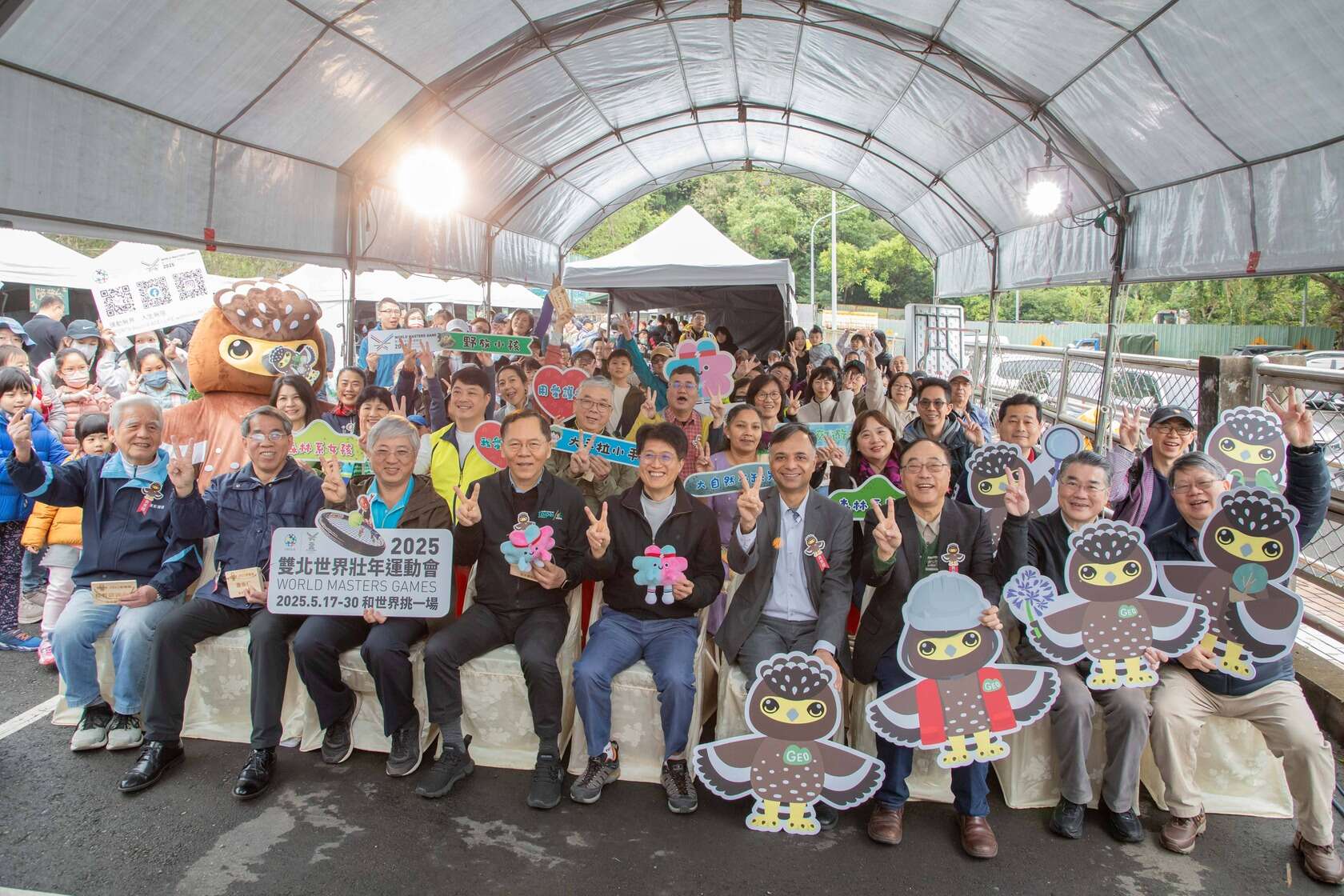 浅山守护神鹫鹫与贵宾、民众大合照(图片来源：台北市政府工务局大地工程处)