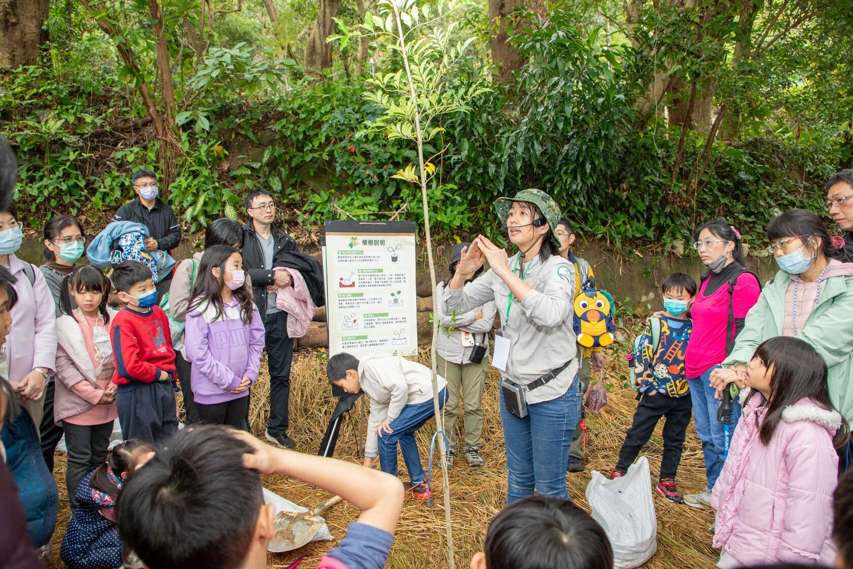 专业讲师现场带领民众植树技巧(图片来源：台北市政府工务局大地工程处)