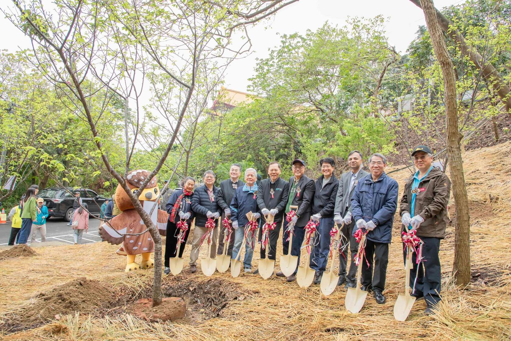 北市府与企业及机关代表与市民朋友於圆山风景区共同种下绿碳树苗，共创永续未来(图片来源：台北市政府工务局大地工程处)