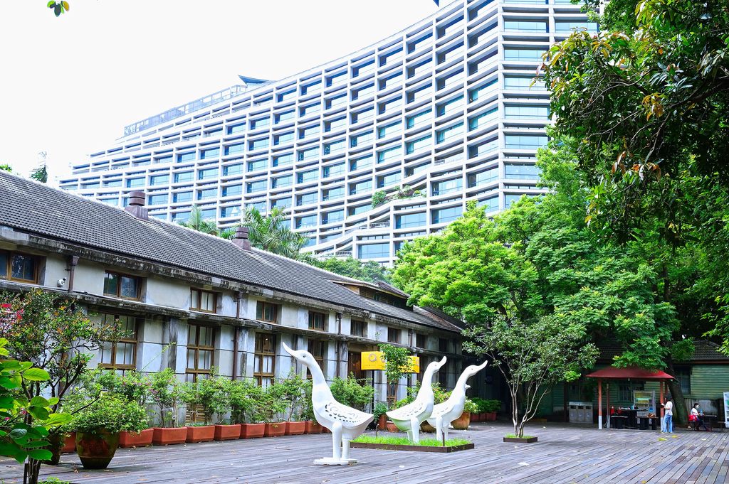 来大巨蛋听演唱会可顺游松山文创园区，前身为松山菸厂，古蹟建筑优美，展览多元。(图片来源：台北市政府观光传播局)