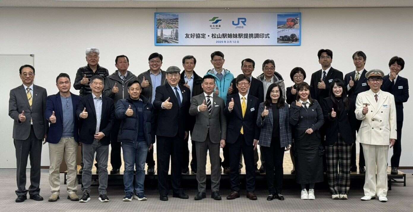 台北捷运与JR四国友好协定签署合影(图片来源：台北大众捷运股份有限公司)