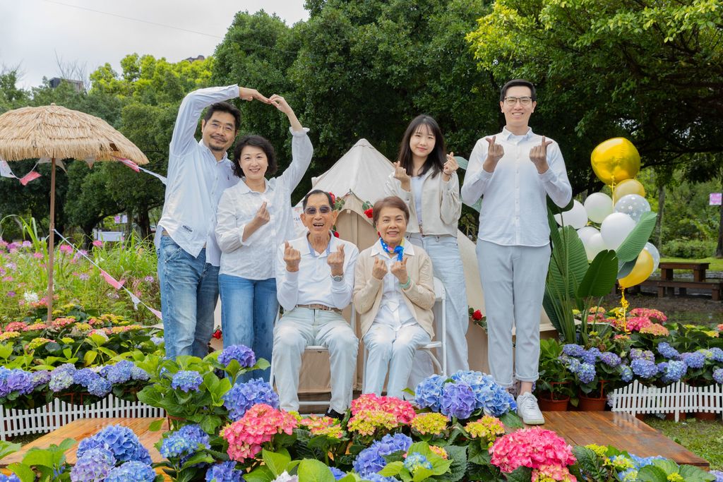 「三代同堂户外摄影棚」吸引许多家庭成员相聚一堂，透过照片记录美好回忆(图片来源：台北市政府观光传播局)