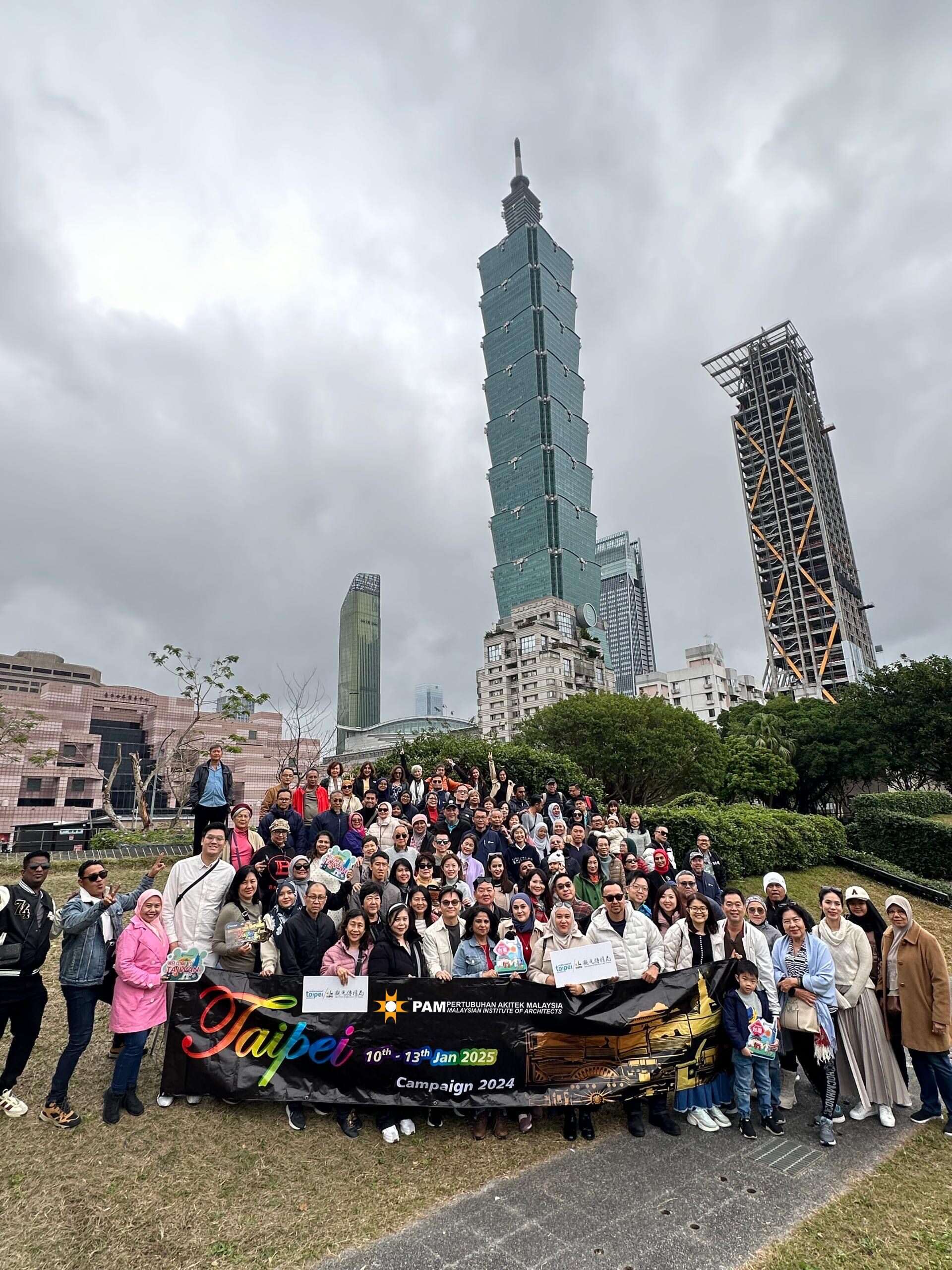 2025马来西亚建筑师协会来台奖励旅游与台北101合照(图片来源：台北市政府观光传播局)