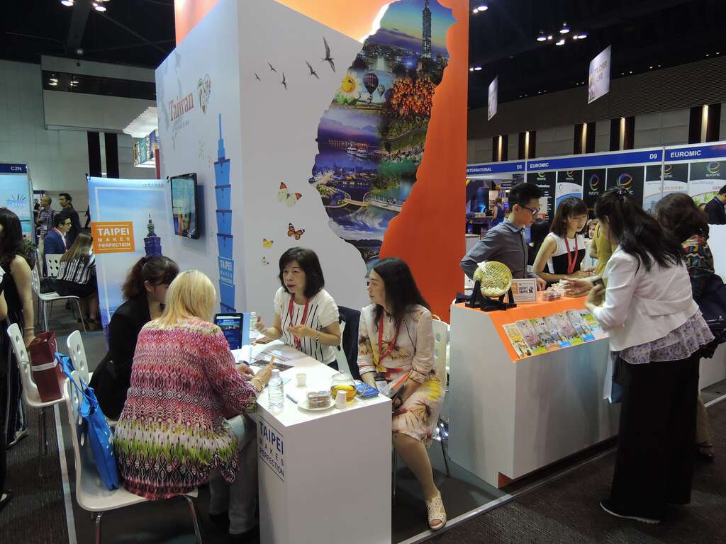 台北市觀傳局江春慧專委於台北展攤說明台北市會展獎勵方案