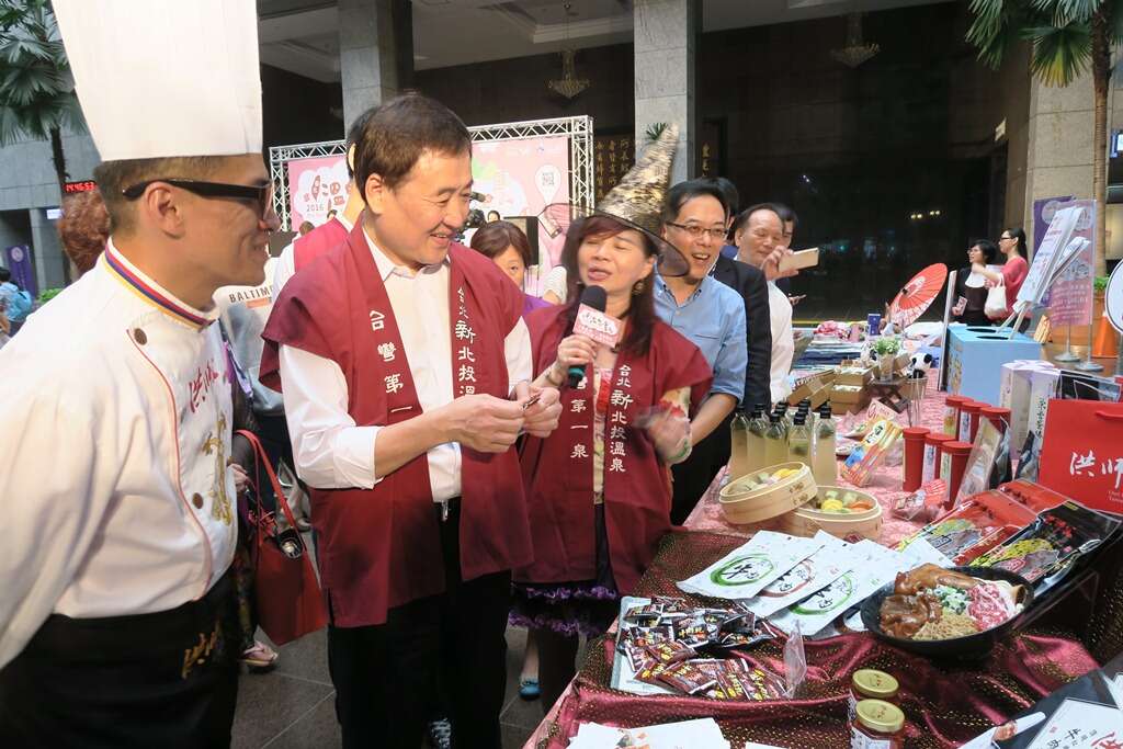 台北温泉季展摊提供丰富美食，台北市副市长陈景峻（左2）邀请大家到访