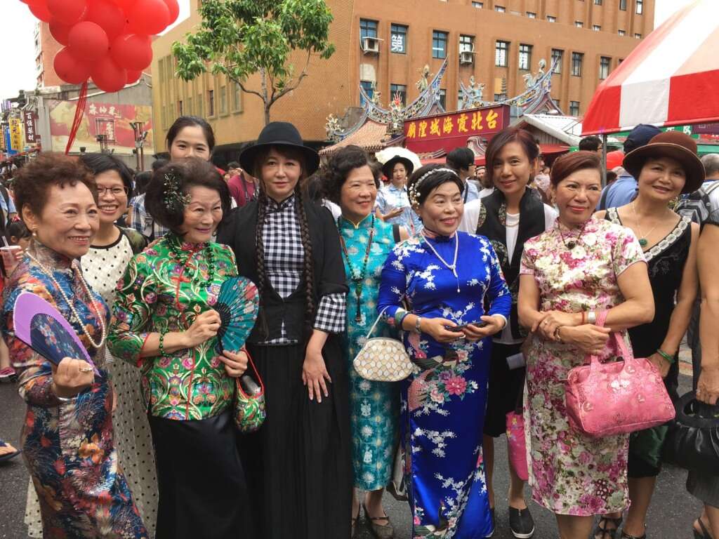 热情民众邀请简余晏(左3)合照