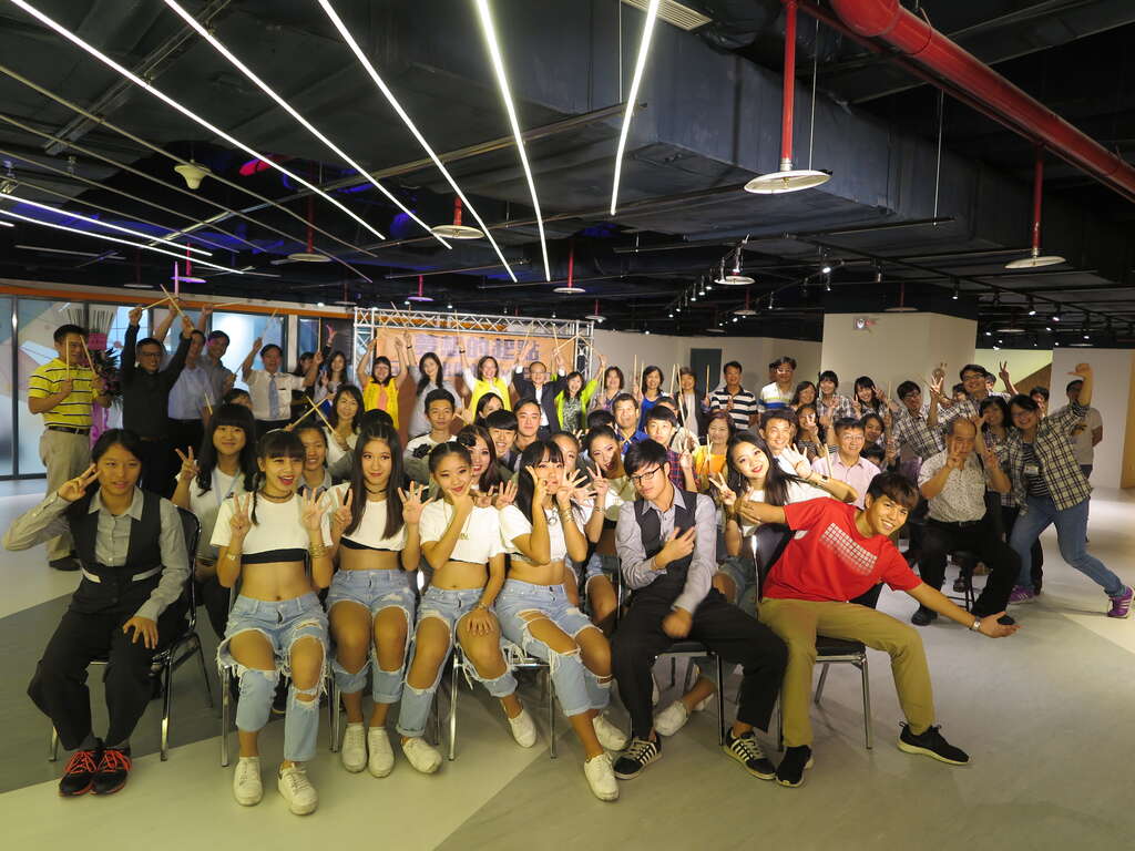 台北市打造第一座专属青少年Live Band体验中心开幕大合照