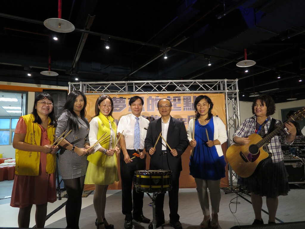 台北市政府教育局代理局长曾灿金敲鼓象徵启动