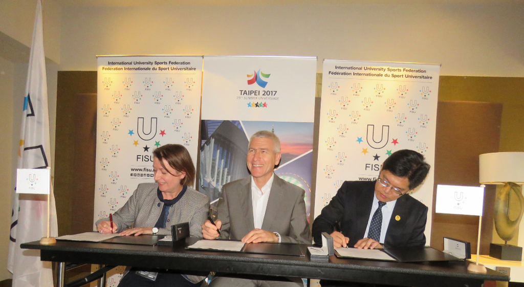 游副執行長適銘(右1),FISU會長Oleg Matytsin及CMC主席Verena Burk簽署青年記者計畫MOU
