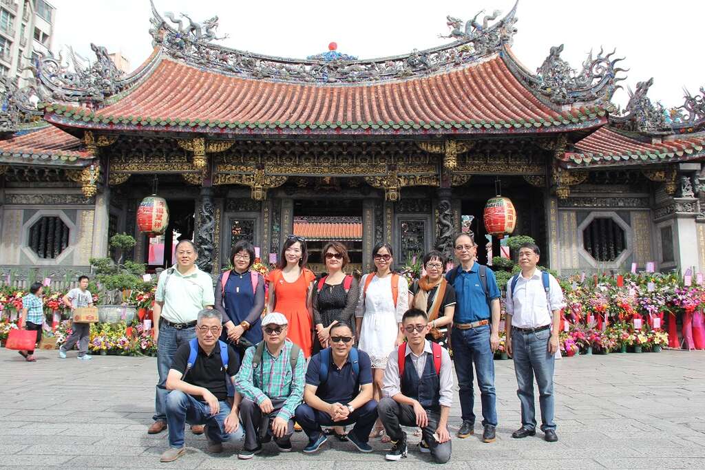 上海媒体踩线团造访艋舺商圈及龙山寺体验台北旧文化历史的氛围