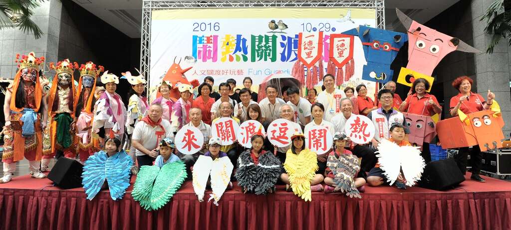 陳董事長(左3)、簡局長(左4)、楊校長(左5)、魏永續長(左6)邀請民眾來關渡逗鬧熱