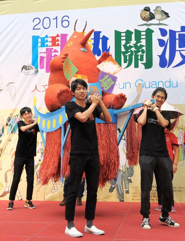 北藝大劇場設計系學生發揮創意製作劇獸參與遊行