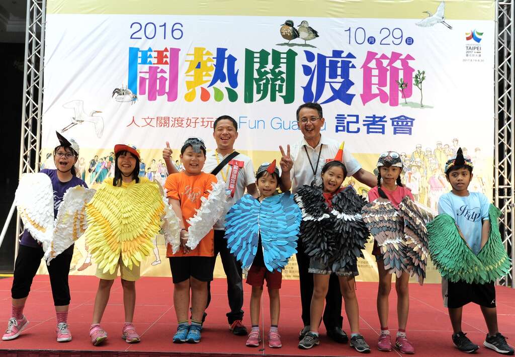關渡國小學生變身候鳥加入踩街行列