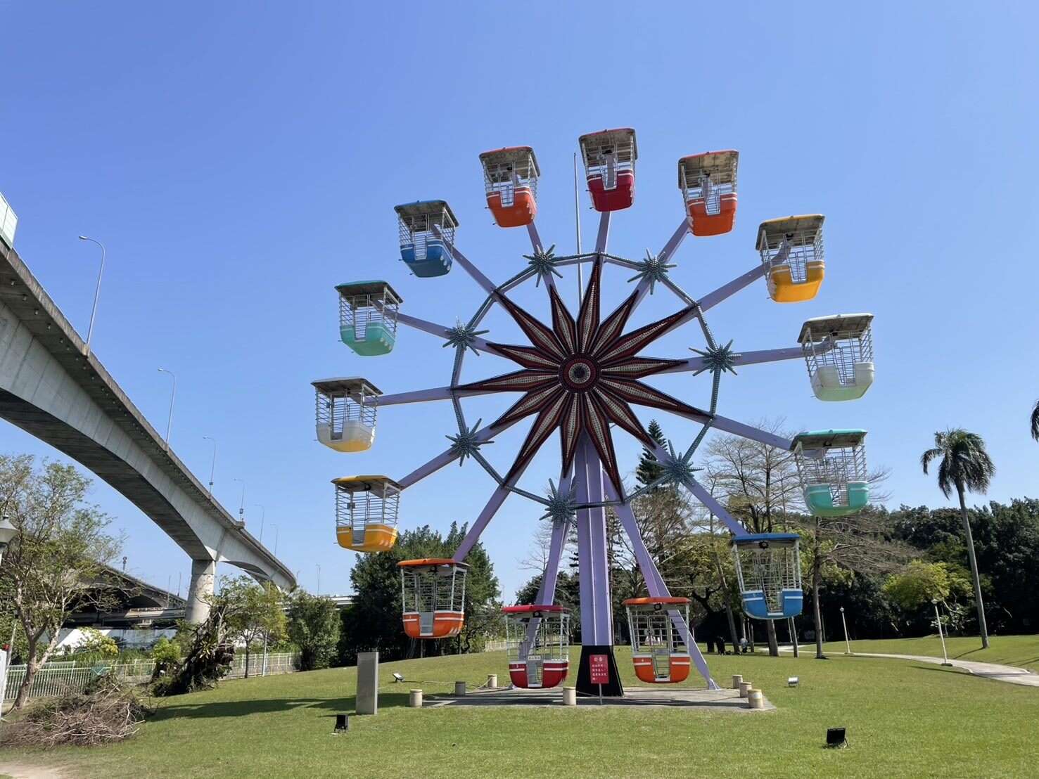 摩天輪正面照片(圖片來源：臺北市政府工務局公園路燈工程管理處)