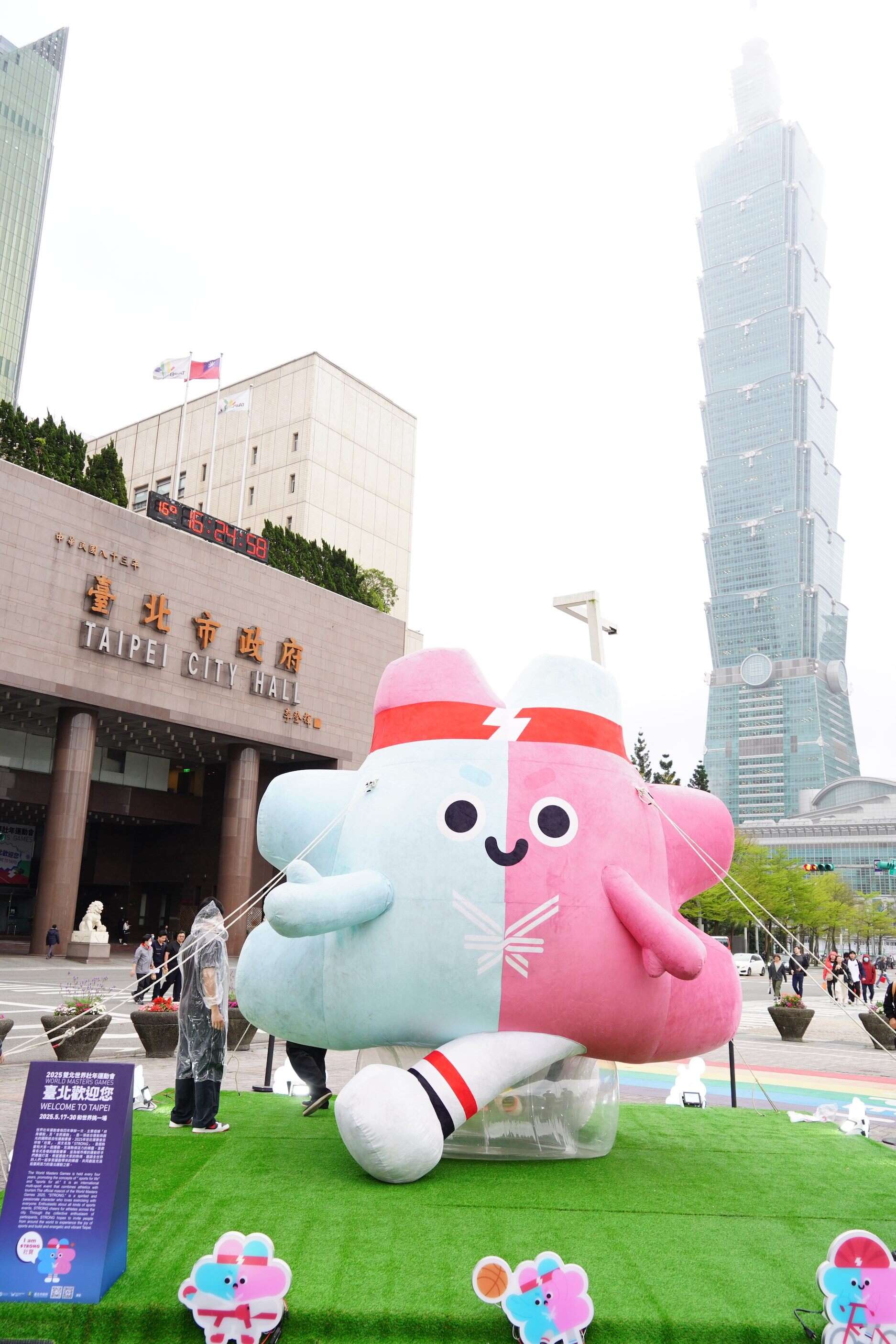 世壯運吉祥物4公尺高「壯寶氣偶」，即日起至5月30日在市民廣場彩虹步道展演(圖片來源：臺北市政府觀光傳播局)