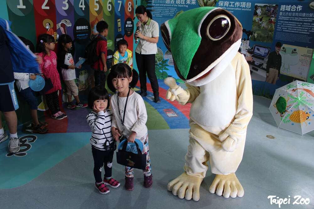 小朋友與臺北赤蛙布偶