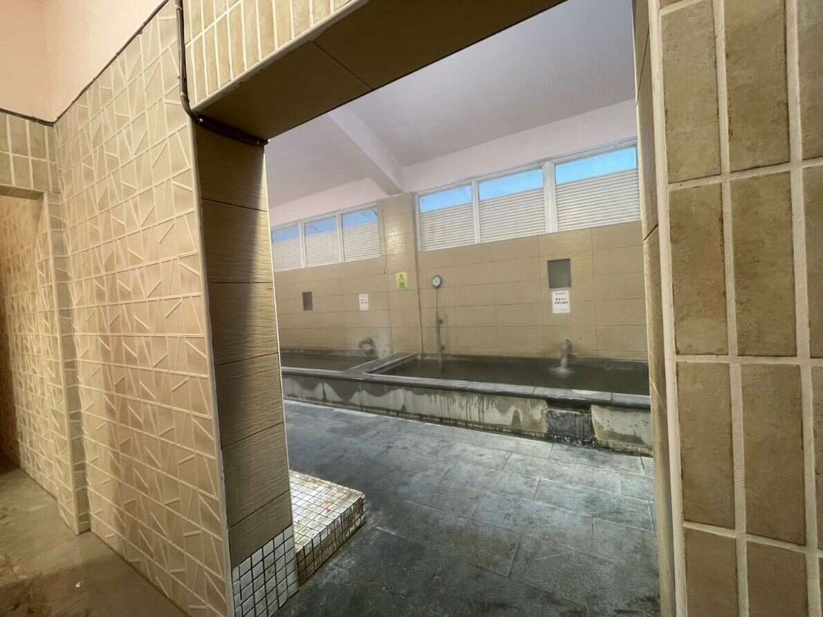 女浴池内部壁砖更新(图片来源：台北市政府工务局公园路灯工程管理处)