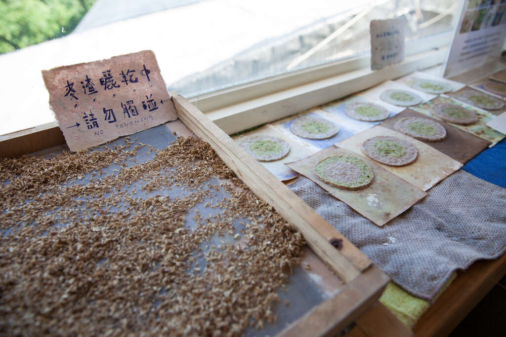 1-將曬乾的麥渣與廢紙等材料放入果汁機中加水攪拌，製成紙漿。