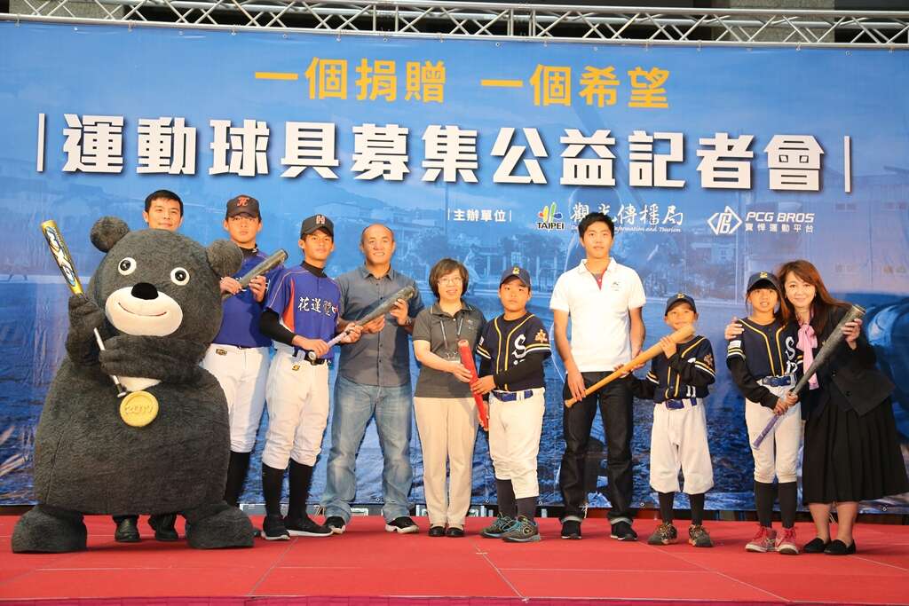 秘书长苏丽琼(左五)、局长简余晏(右ㄧ)、张泰山(左四)、吕彦青(右四)及小朋友们共同响应捐赠球具