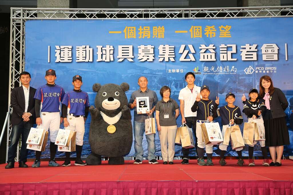 北市府特地準備世大運紀念品送給參與記者會的大家!