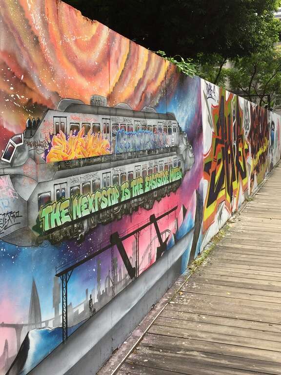臺北市電影主題公園的木棧道兩側，有長長的塗鴉牆一路綿延至美國街底，牆上的塗鴉每年都會由不同的藝術家重新創作