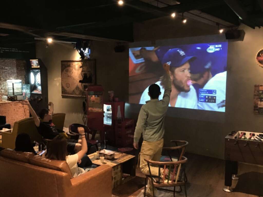 旅館提供世大運貴賓觀賽螢幕甚至爆米花