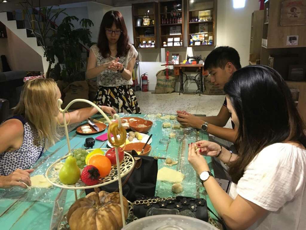 旅館業者帶領旅客DIY鳳梨酥