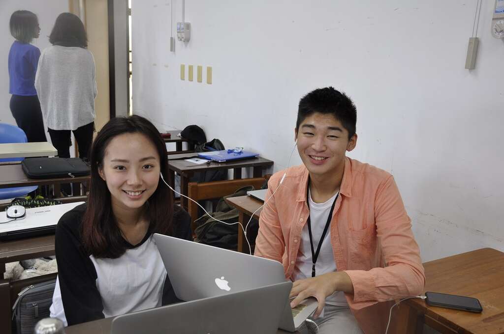 为争取担任世大运青年记者，黄林莹(左)每两周往返台北、韩国，参与训课程