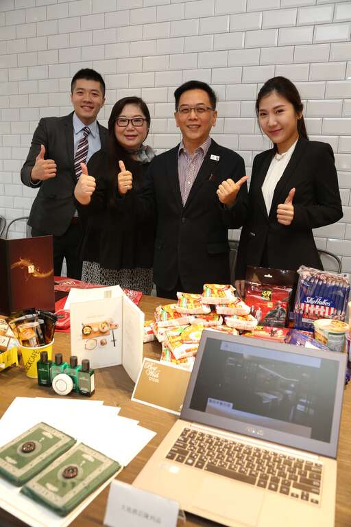 台北市政府观光传播局沈永华专门委员(右四) 与受辅导业者合照
