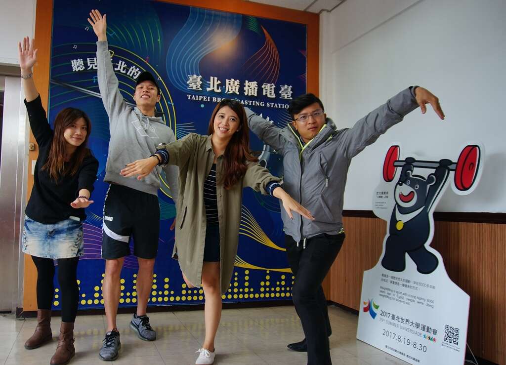 主持人与吴浚锋(中)模拟各游泳姿势