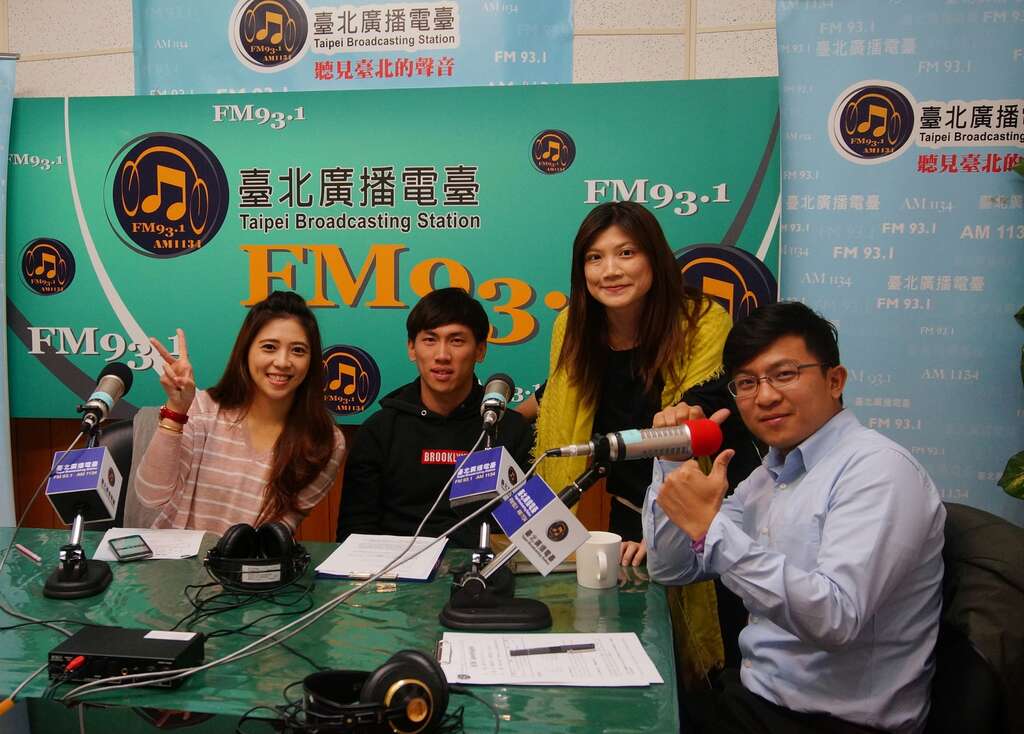 高茂傑(左二)與主持人陳思宇(左一)、Kelly(右二)及楊景棠(右一)合照